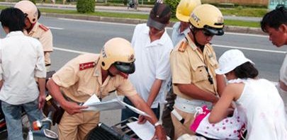 CSGT xử phạt xe máy vi phạm luật - (Ảnh minh họa: Vietnamnet)