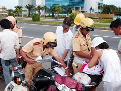CSGT xử phạt xe máy vi phạm luật - (Ảnh minh họa: Vietnamnet)